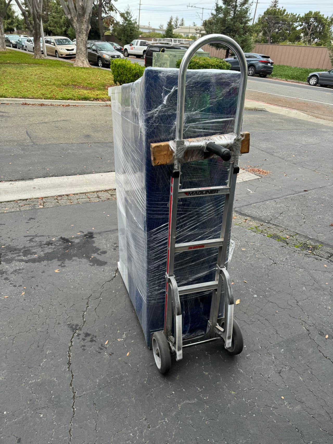 借助推车实现家具平稳搬运